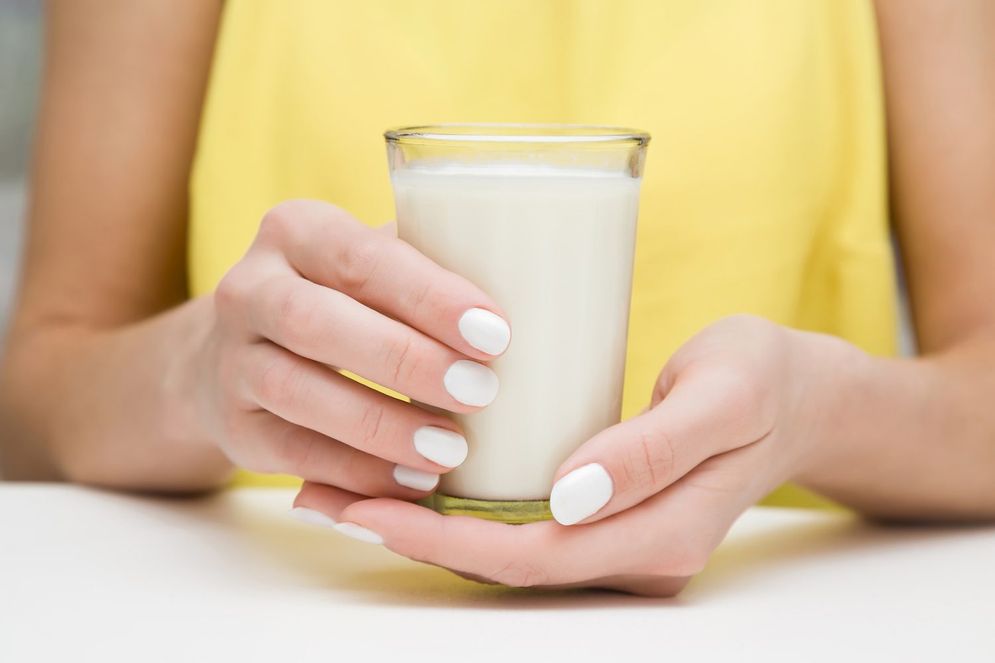 Benarkah Segelas Susu Hangat Bisa Membantu Orang Mudah Tidur?